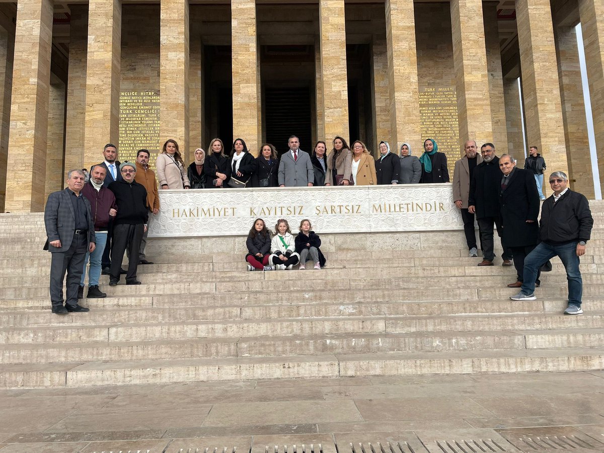 YunusEmreKati's tweet photo. 24 Kasım öğretmenler günü kapsamında 
Gazi M.Kemal ATATÜRK’ü Kocaeli İl Başkanlığı Teşkilatı olarak ziyaret ettik.

Başta Başöğretmen Mustafa Kemal ATATÜRK ve üzerimizde büyük emekleri olan tüm öğretmenlerimizin günü kutlu olsun 
@devapartisi 
@KocaeliyeDEVA 
#24kasim 
#atatürk https://t.co/3C9Zp32lzd