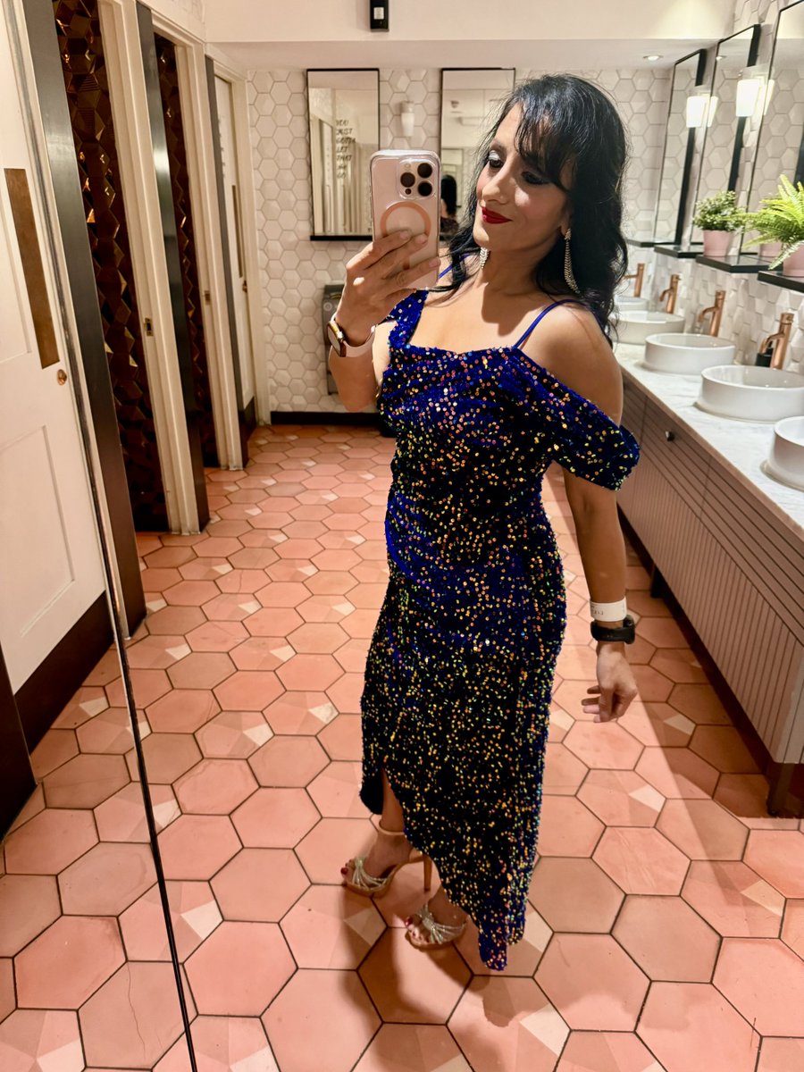 ravbillan's tweet image. #OutOut 💃🏽🎄
📍 London Baby 💙
