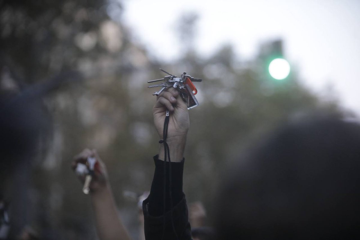 La_Directa's tweet photo. #FOTOGALERIA | Barcelona viu la manifestació per l'habitatge més important de la seva història recent https://t.co/xayZlmJhFg 📷@_ittos_ #23N #AbaixemElsLloguers #ShaAcabat https://t.co/XtCRPYWRgJ