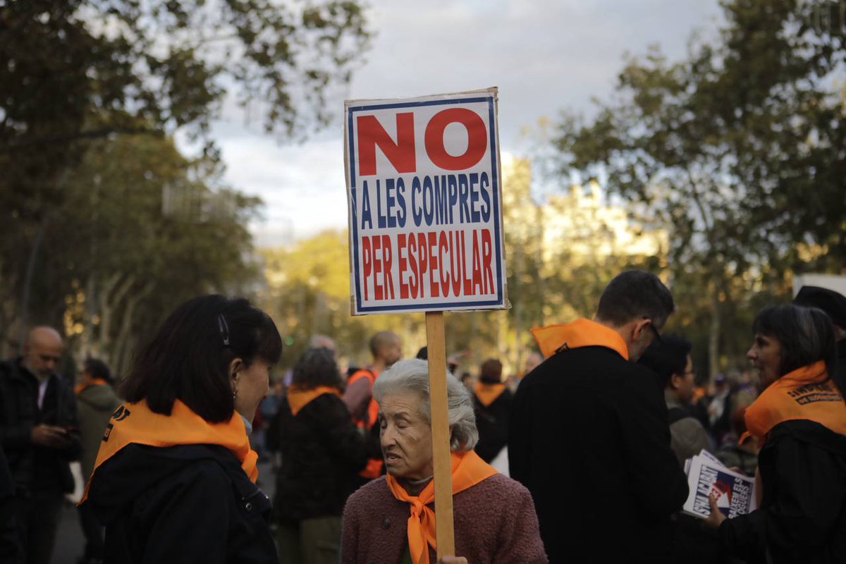 La_Directa's tweet photo. #FOTOGALERIA | Barcelona viu la manifestació per l'habitatge més important de la seva història recent https://t.co/xayZlmJhFg 📷@_ittos_ #23N #AbaixemElsLloguers #ShaAcabat https://t.co/XtCRPYWRgJ