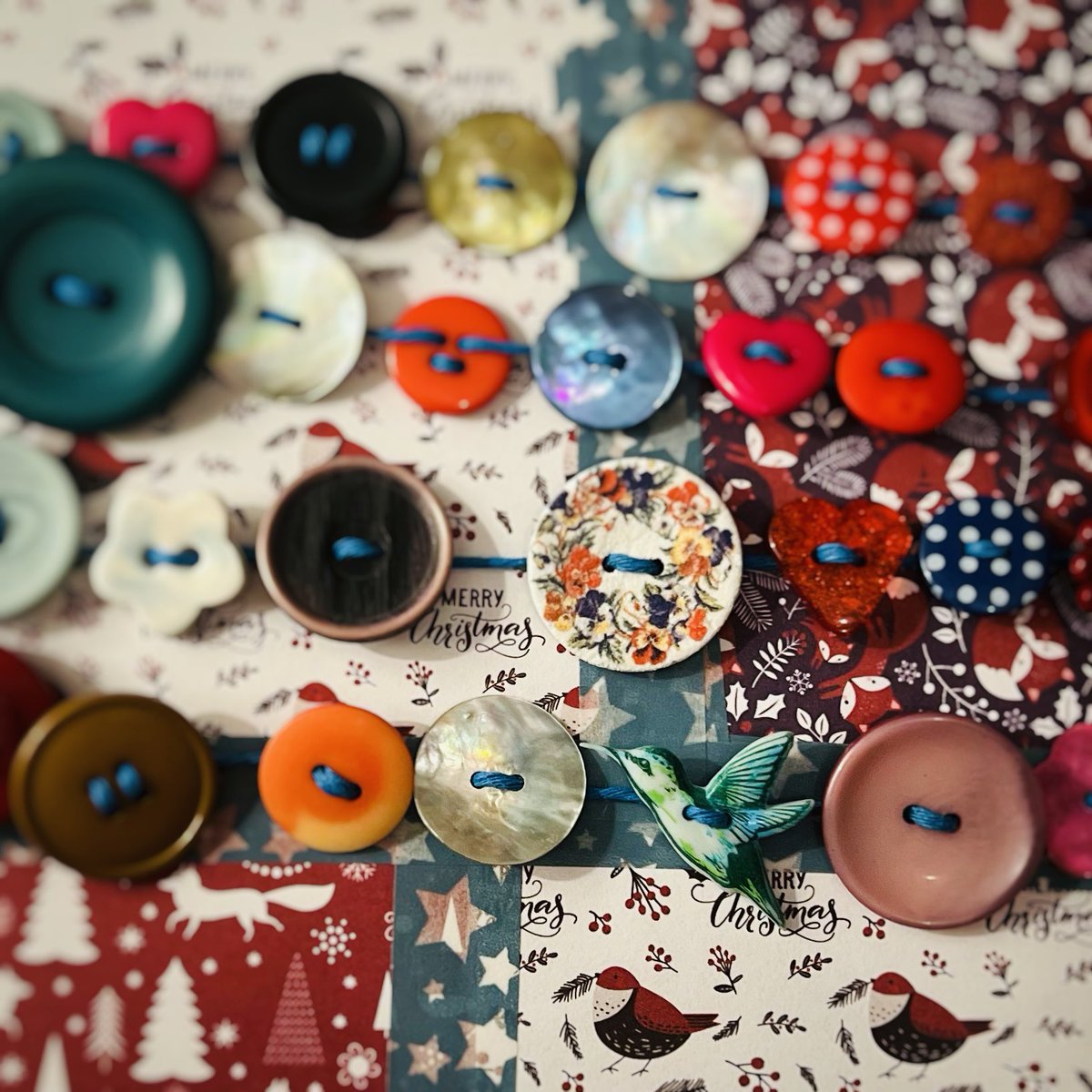 tavistockgirl's tweet photo. I’ve made another one. This one is destined to be a Christmas present. It has birds and everything.
#ButtonGarland
#HandmadeWithLove
#Recyclying https://t.co/RvEEeVjHP9