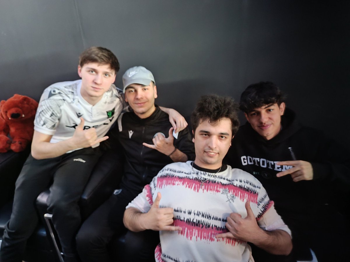SuperSalvo1101's tweet photo. It was an honor to meet the guys from @Reply_Totem.
Let's hope Squad Busters gets to these levels โจ
#replytotem #BrawlStars #supercell https://t.co/TovEAArNMf
