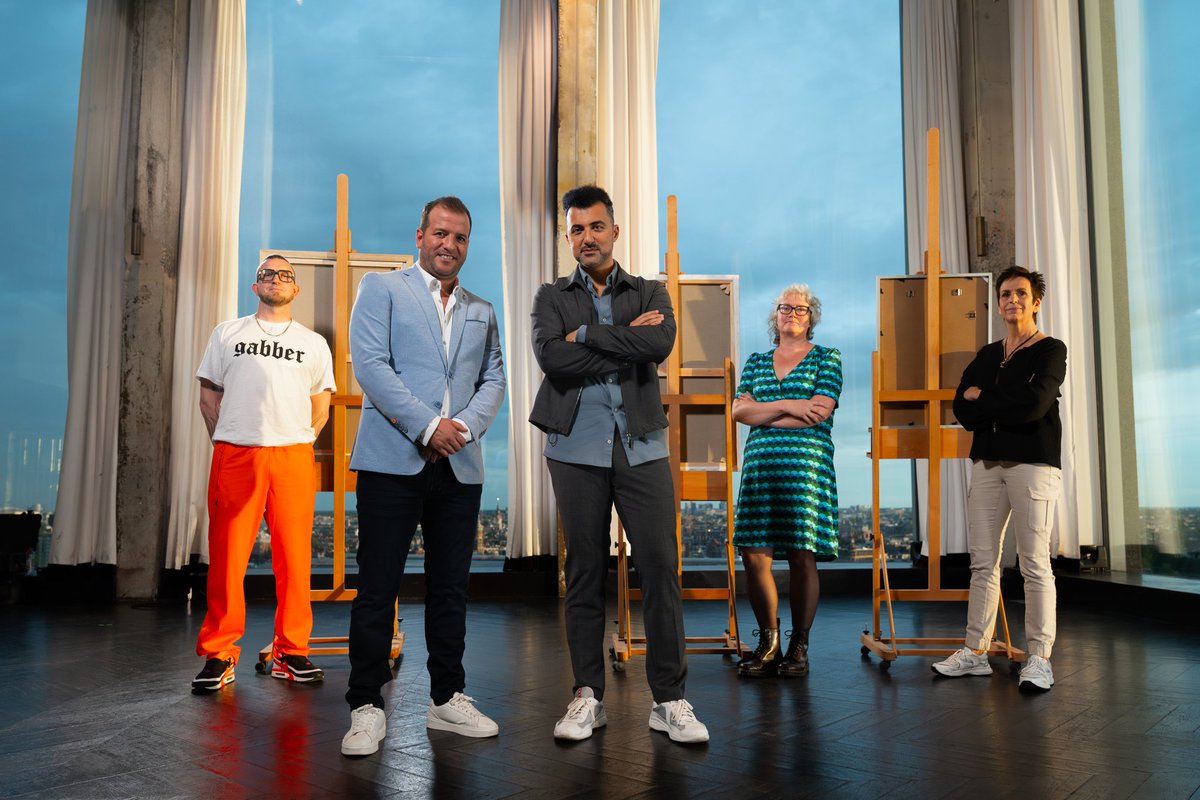 Jaaa. Allemaal bedankt voor het kijken. Wat een leuke man, hè? De twee andere portretten gaan wij veilen voor het goede doel. Wilt u weten hoe dat werkt? Check dan onze website: sterrenophetdoek.nl. Tot volgende week. #sterrenophetdoek