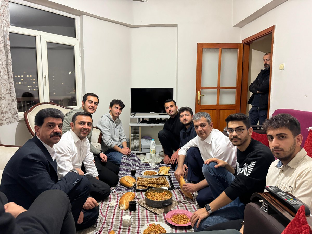 Çalınmadık kapı, girilmedik gönül bırakmayacağız dedik ve bu kez menemen yapmaya geldik! 🥘✨

Sevgili genç kardeşlerimiz Alperen Şahingeri, Emir Karagöl, Kaan Çağlayan ve Hakan Tarı’nın daveti üzerine öğrenci evlerine konuk olduk. 🤗 Menemenin tadı ayrı güzel, muhabbetin