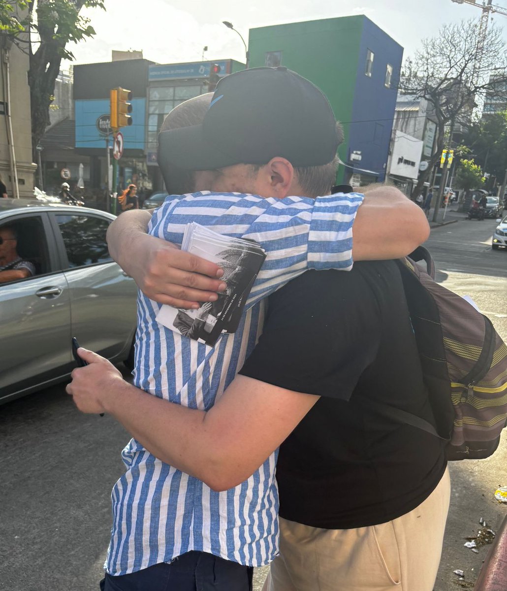 Ahora en Punta Carretas repartiendo las papeletas de <a href="/AlvaroDelgadoUy/">Alvaro Delgado</a> y <a href="/Valeriaripoll3/">Valeria Ripoll</a>. ¡Vamos con todo! #ElProximoPresidente