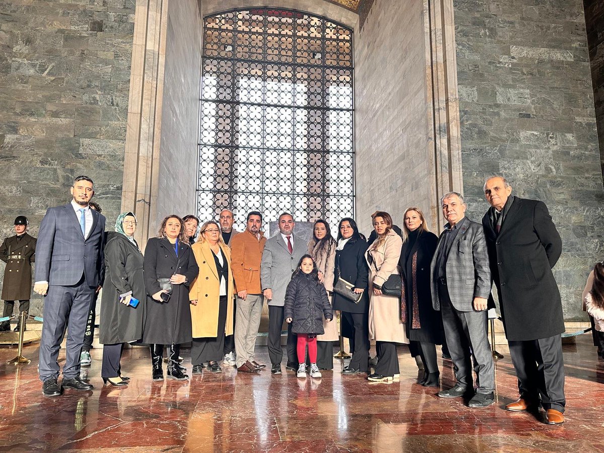 NazliUsluu's tweet photo. Cumhuriyet sizden "fikri hür, vicdanı hür, irfanı hür" nesiller ister." M.Kemal ATATÜRK 
Geleceği aydınlatan ışığınız hiç sönmesin. Öğretmenler Gününüz kutlu olsun!💐💐💐 https://t.co/YdSscRoNlv