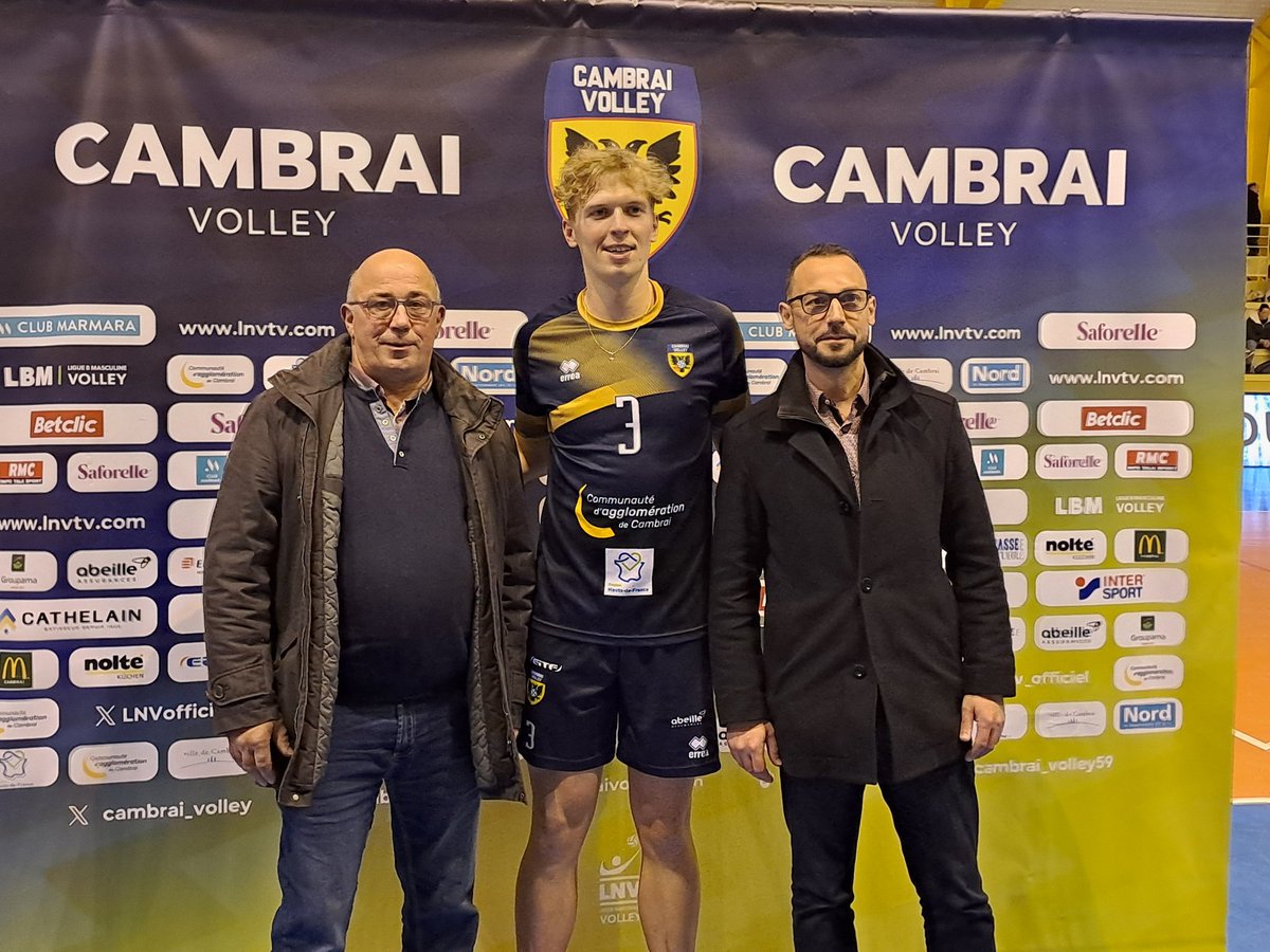 Et victoiiiiiiire du <a href="/cambrai_volley/">Cambrai Volley 59</a> ! 👍💪💪 Remise du Trophée du joueur de match par <a href="/ADufourGNE/">Arnaud Dufour</a> et notre President de Caisse locale Patrick Fievet.