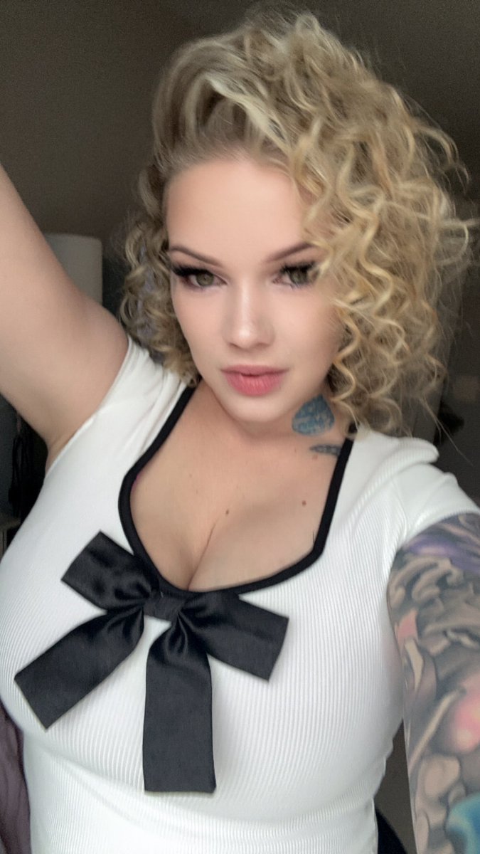 Im a gift you want to unwrap 💋
#mommymilkers #THICK #tattedbabe