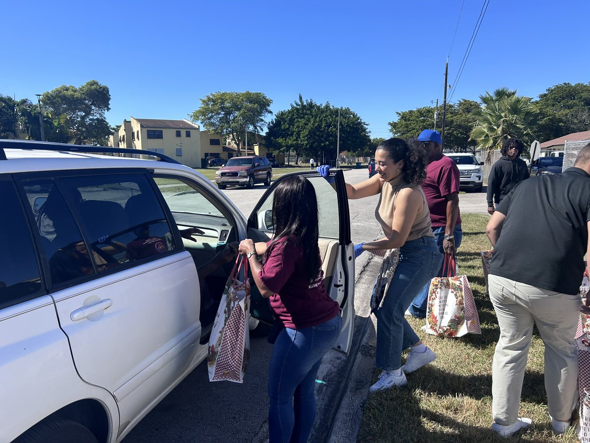 downsbenjamin's tweet image. Turkey Giveaway with Commissioner @kionnemcghee &amp;amp; Senator @AlexisMCalatayu at Center of Hope! What a blessing to the community they were today!
