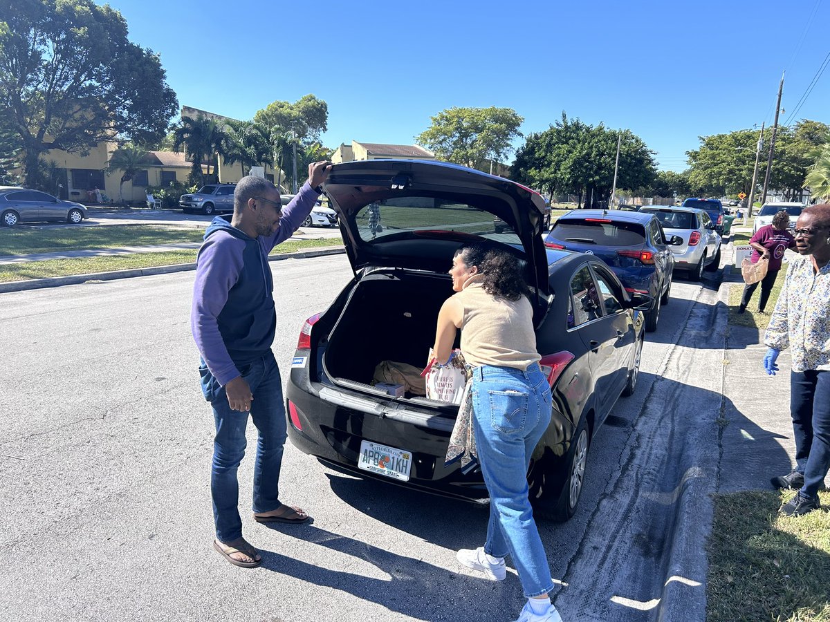 downsbenjamin's tweet image. Turkey Giveaway with Commissioner @kionnemcghee &amp;amp; Senator @AlexisMCalatayu at Center of Hope! What a blessing to the community they were today!
