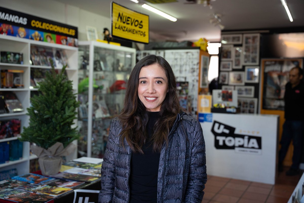 SEDESUQro's tweet photo. El secretario @mdelprete visitó a Melissa, quien con el #PROFORE fortaleció su negocio, #UtopíaComicShop, la apoyamos con equipamiento. Con los apoyos y programas que tenemos en la #SEDESU buscamos impulsar el desarrollo económico de Querétaro. #CONTIGO https://t.co/DWDWClKqGc