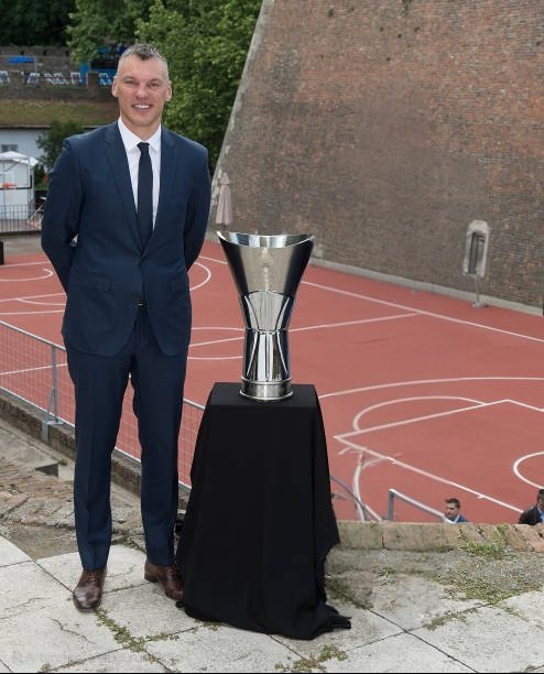 senasontw's tweet photo. Takım elbiseli Saras Jasikevicius da bir gün euroleague'i kazanacak. https://t.co/mfzHiLA6LK