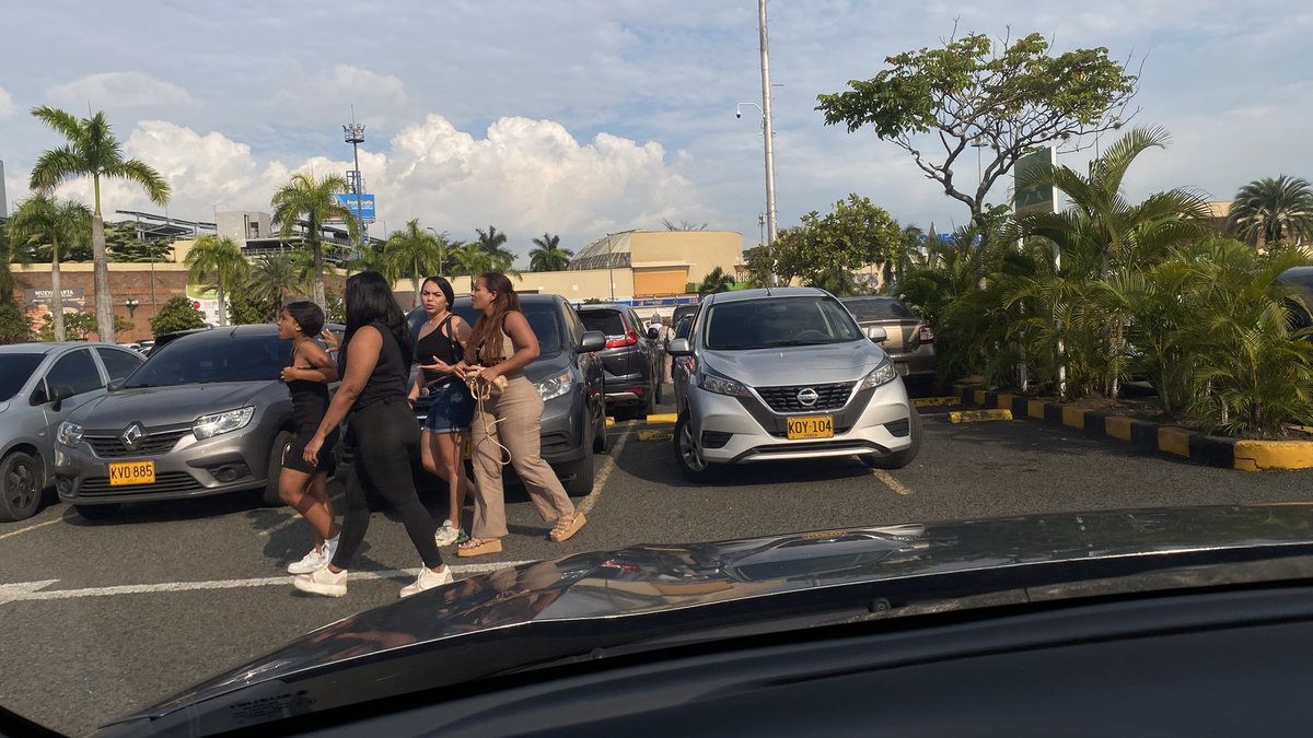 digitando_ando's tweet photo. que tal la manera de parquear en @JardinplazaCC  @tubarconews @EnterateCali @caliinforma https://t.co/rtb5l1bsgY