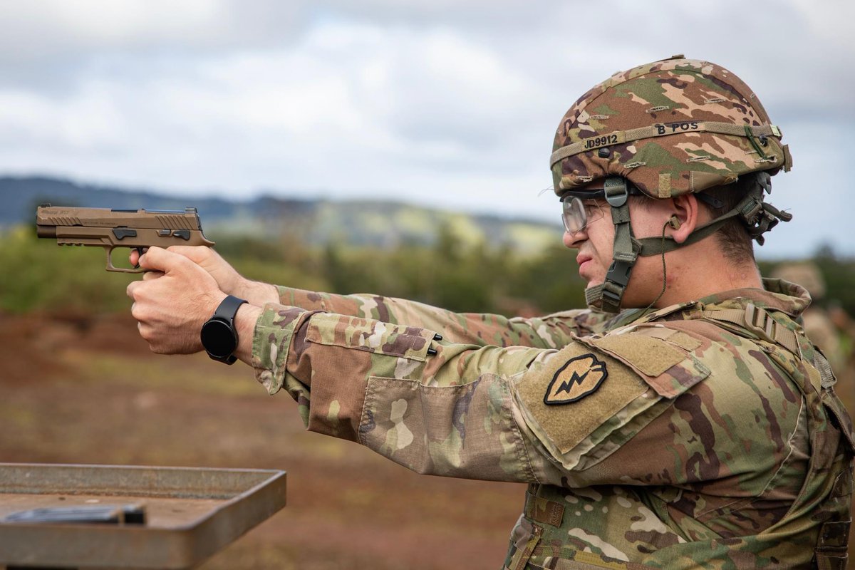 25thID's tweet image. #LightningSupport Soldiers took to the M17 pistol range this week. 

The 9MM Modular Handgun System is the official sidearm for all military branches, and provides increased lethality, durability and maintainability compared to the current handgun.

📸: SGT Jared Simmons