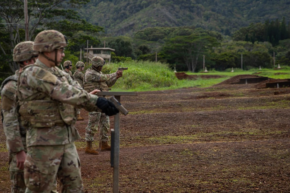 25thID's tweet image. #LightningSupport Soldiers took to the M17 pistol range this week. 

The 9MM Modular Handgun System is the official sidearm for all military branches, and provides increased lethality, durability and maintainability compared to the current handgun.

📸: SGT Jared Simmons