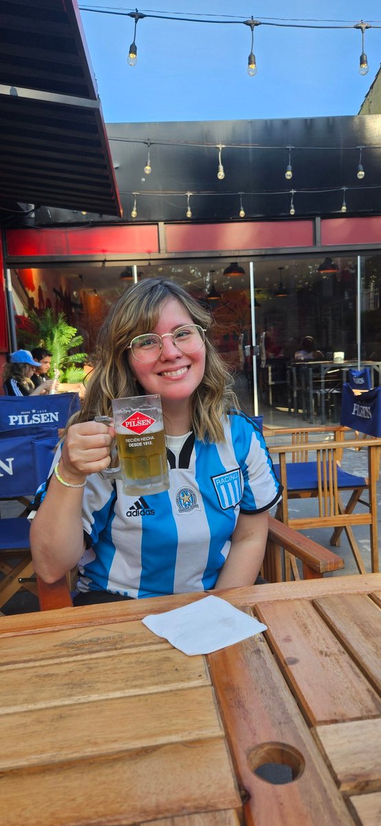 IngeGuma's tweet photo. Me levante una hincha de #RacingCopa

Vengan a #CasaMorra, la mejor pizzería de Asunción! https://t.co/3qkLuskaDe