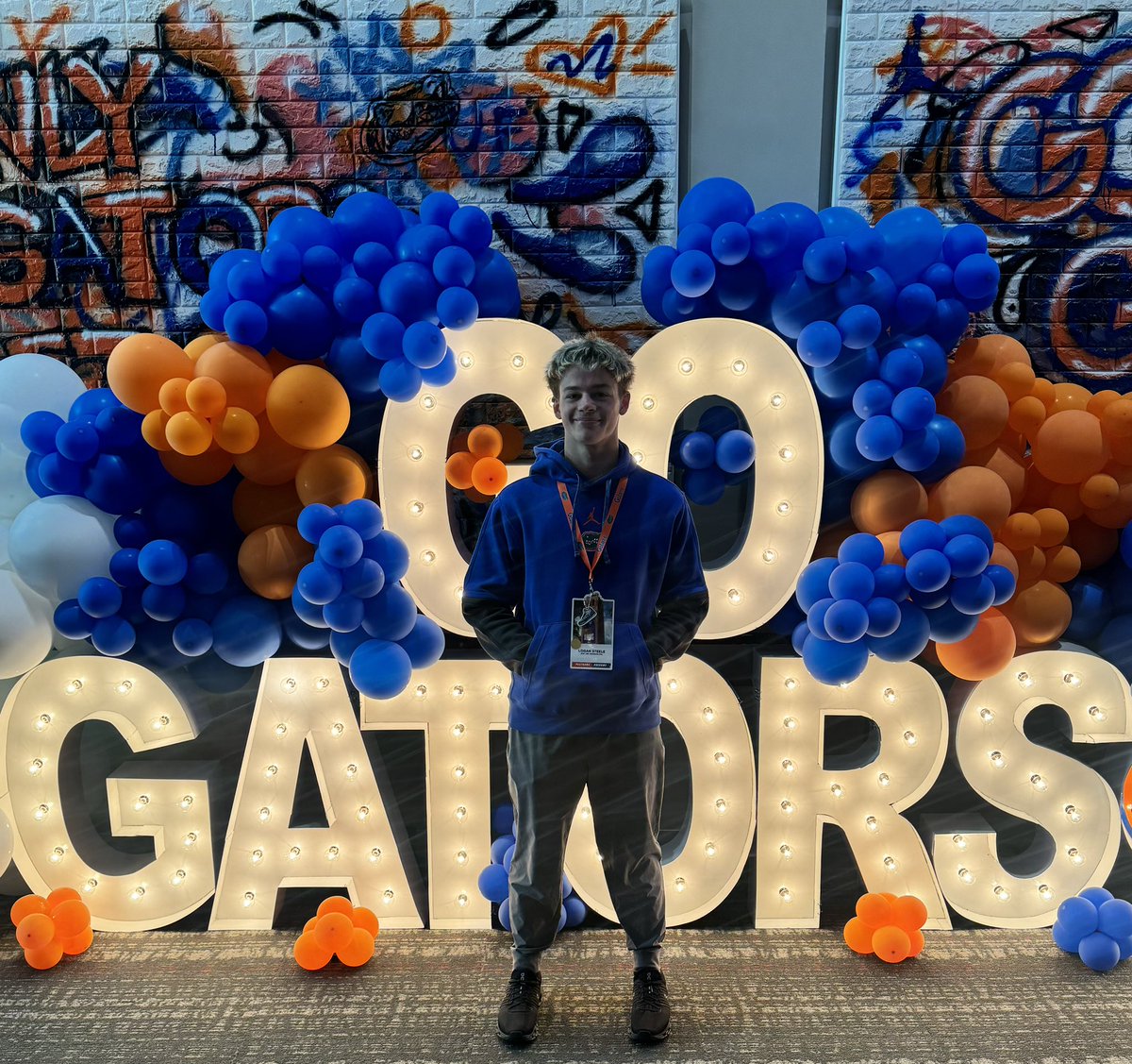 SteeleLogan4's tweet photo. Had a great time @GatorsFB this weekend, amazing game!! Thank you for the invite @briazjawade @JoeMento @CoachAArmstrong @CoachBillyG https://t.co/MLuRGgUok6