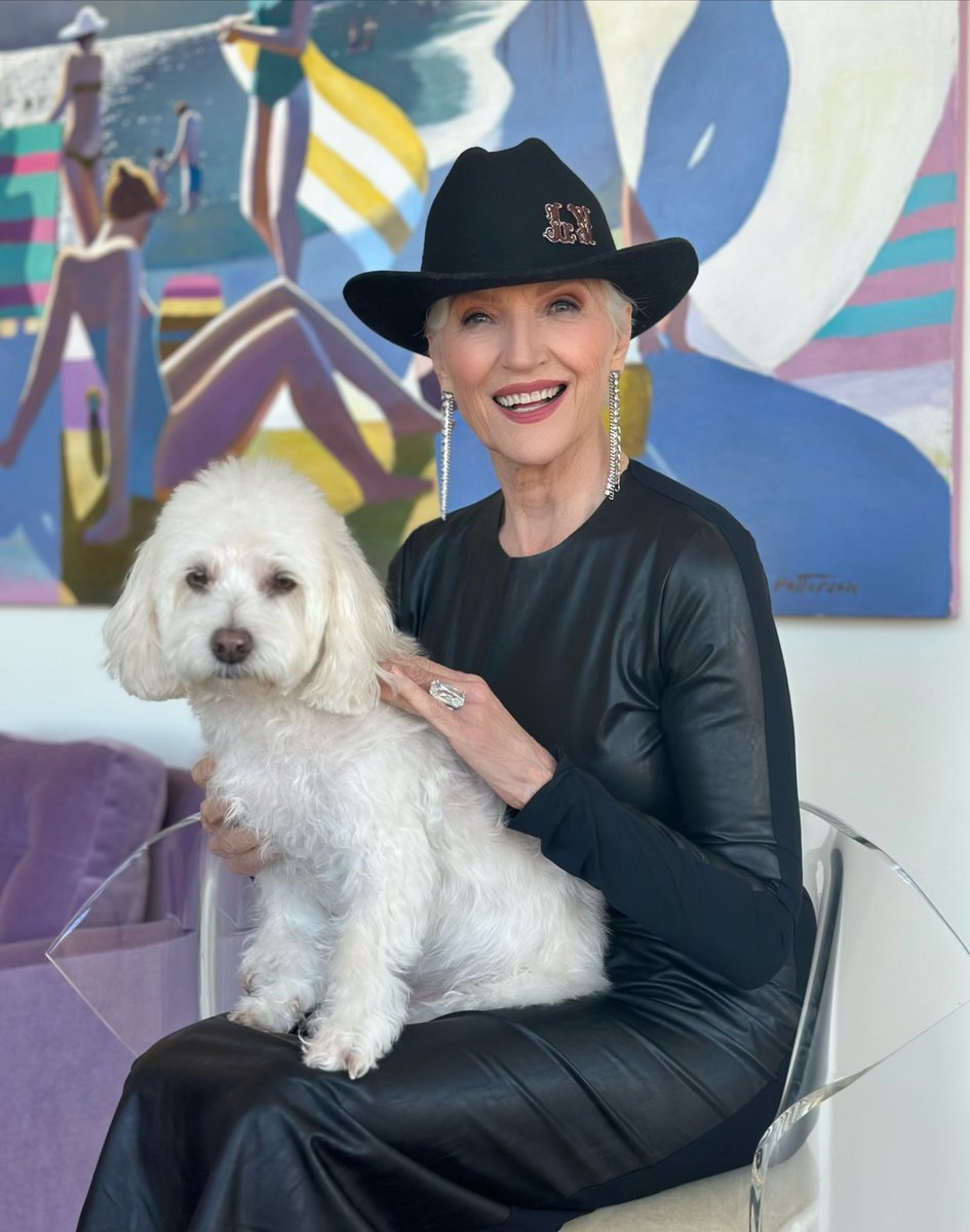 Happy Saturday! 🤠❤️🐶
#AWomanMakesAPlan 📖
#ItsGreatToBe76 💃