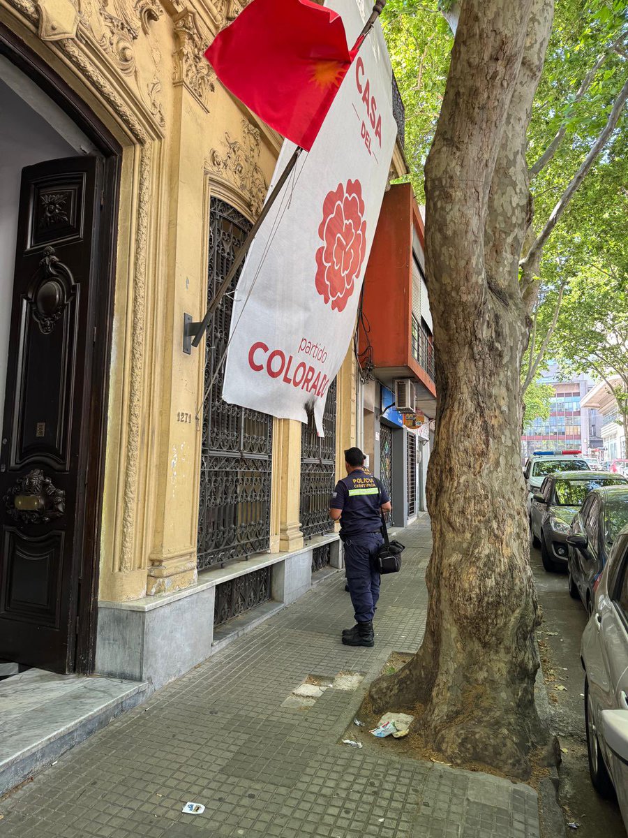 PartidoColorado's tweet photo. Tercera agresión en pocos días a la Casa del Partido Colorado: 
En las puertas de una elección crucial, es momento de reafirmar con fuerza el valor de la democracia frente a quienes jamás la han respetado. La violencia no tiene lugar en un país que construimos juntos, con diálogo y libertad.