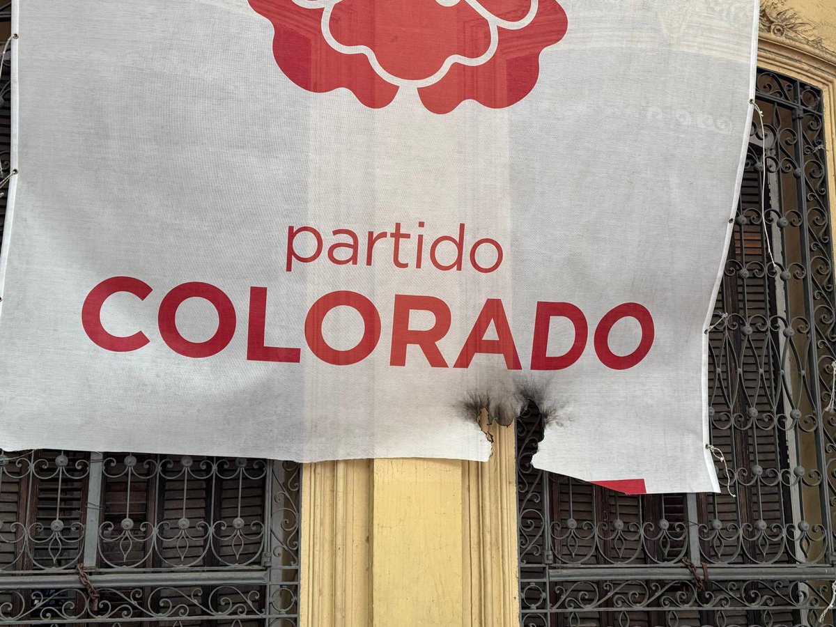 PartidoColorado's tweet photo. Tercera agresión en pocos días a la Casa del Partido Colorado: 
En las puertas de una elección crucial, es momento de reafirmar con fuerza el valor de la democracia frente a quienes jamás la han respetado. La violencia no tiene lugar en un país que construimos juntos, con diálogo y libertad.