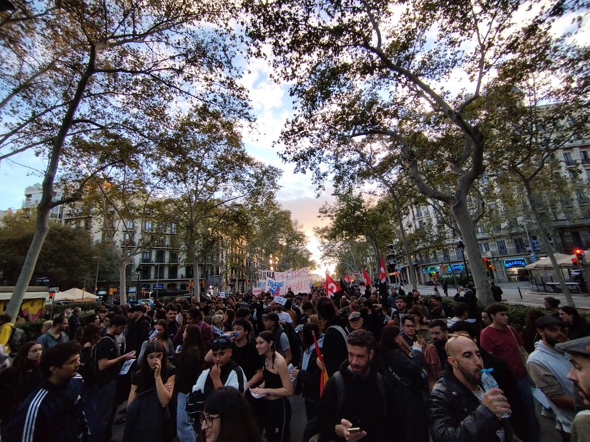 MANIFESTACIÓ HISTÒRICA
La columna de la Marina - Zona Franca ens hem unit en una manifestació històrica per la baixada de lloguers i el dret a un habitatge digne. 

Que això no quedi en res.

Organitzem-nos i LLUITEM!

Els barris som família, als barris ens cuidem!

#23NShaAcabat