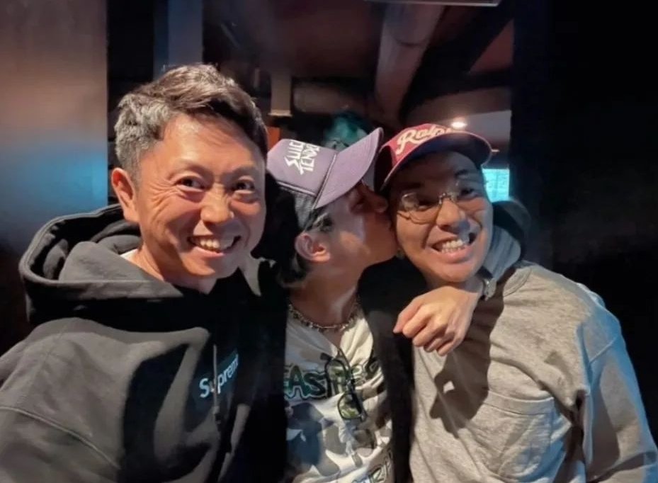 He's always kissing someone 🌝
#ONEOKROCK