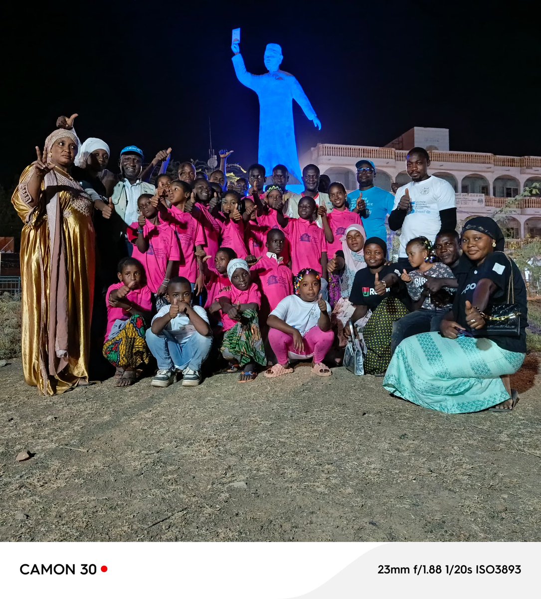 UNICEF_Burkina's tweet photo. Dori a célébré #GoBlue à l'occasion de la #JourneeMondialedelEnfance, 

Les enfants, les U-Reporters, le Directeur regional de l'éducation, et le personnel de l'UNICEF ont posé devant le Monument sis Rond-Point Arba Diallo illuminé en bleu. 

#EcoutonsLAvenir https://t.co/8qAOg6Sn0U