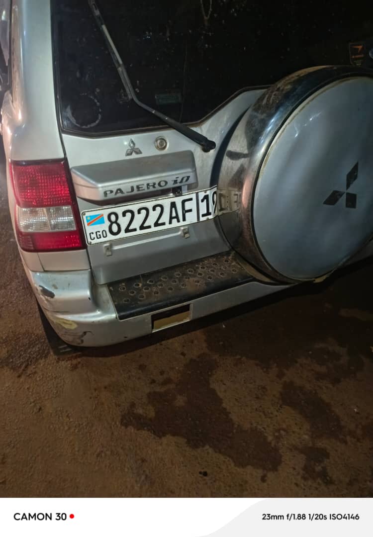 Ntabolito's tweet photo. Mwiriwe @Rwandapolice iyo modoka ingonze igaruka inyuma hano uzamuka kumashyirahamwe ,hafi ya station ya meru,banga ko tuvugana ngo ninjye ubagonze kuko nari indi inyuma yabo barigendera

Mudufashe https://t.co/859sRIrlQo
