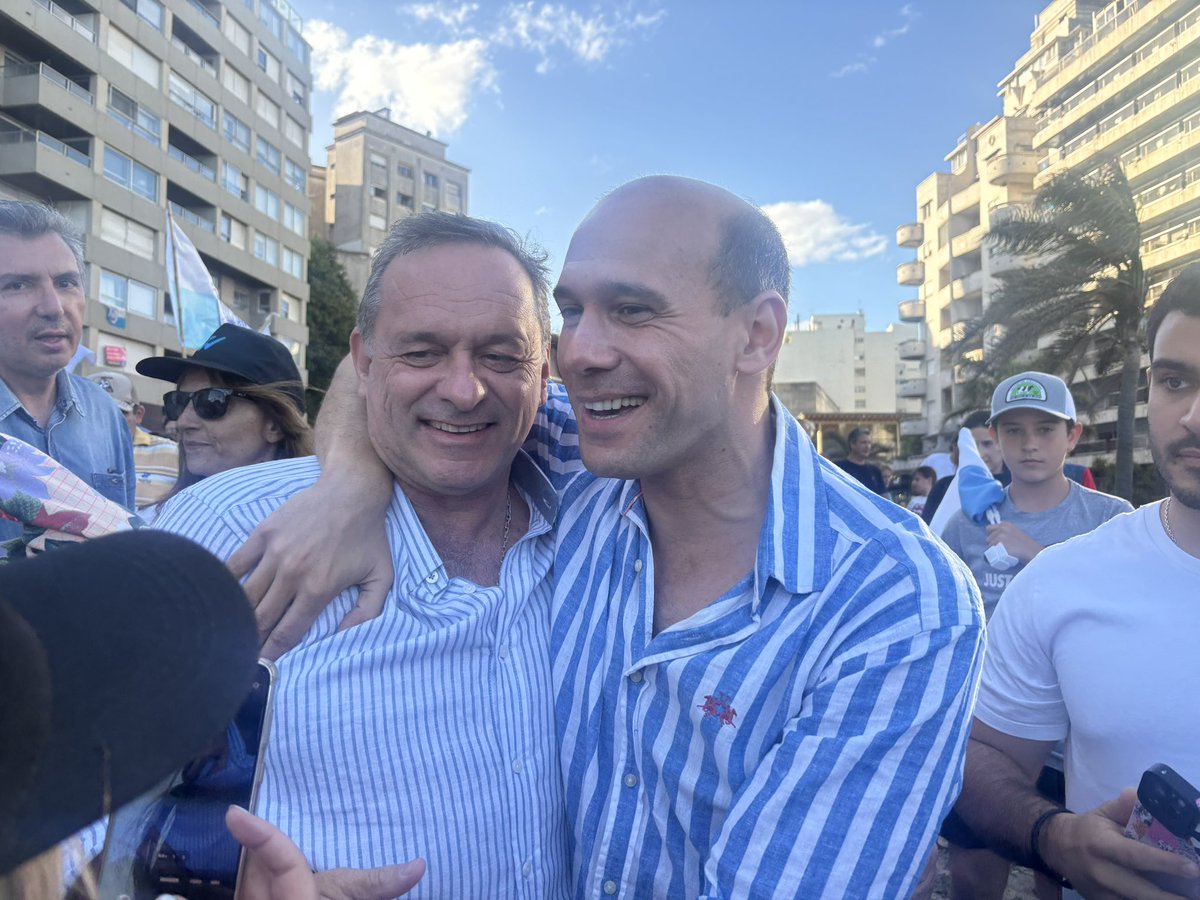 En la Rambla y Av. Brasil con #ElProximoPresidente. Se viene con todo la reelección con <a href="/AlvaroDelgadoUy/">Alvaro Delgado</a>, <a href="/Valeriaripoll3/">Valeria Ripoll</a> y el gran equipo de la Coalición Republicana. 💪
