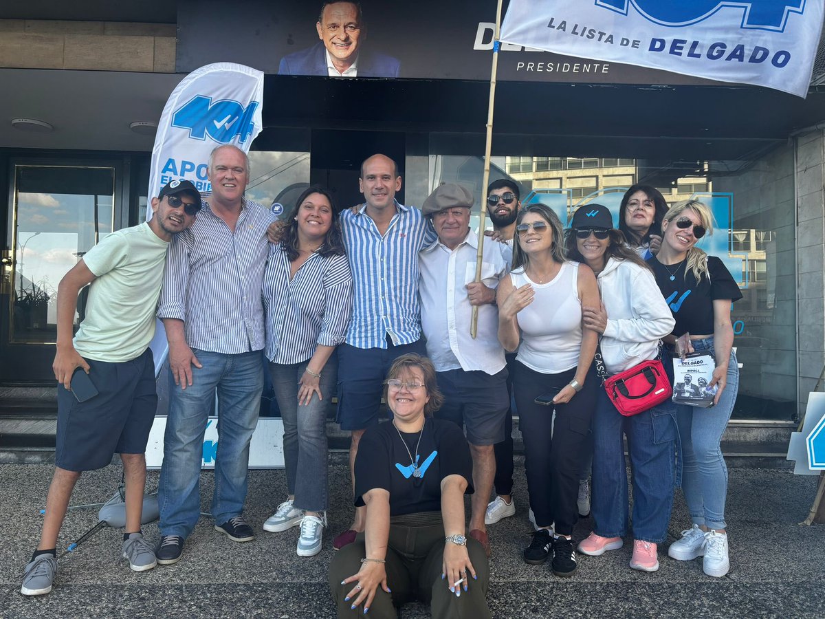 MartinLemaUy's tweet photo. En la Rambla y Av. Brasil con #ElProximoPresidente. Se viene con todo la reelección con @AlvaroDelgadoUy, @Valeriaripoll3 y el gran equipo de la Coalición Republicana. 💪 https://t.co/OfMBrXotNn