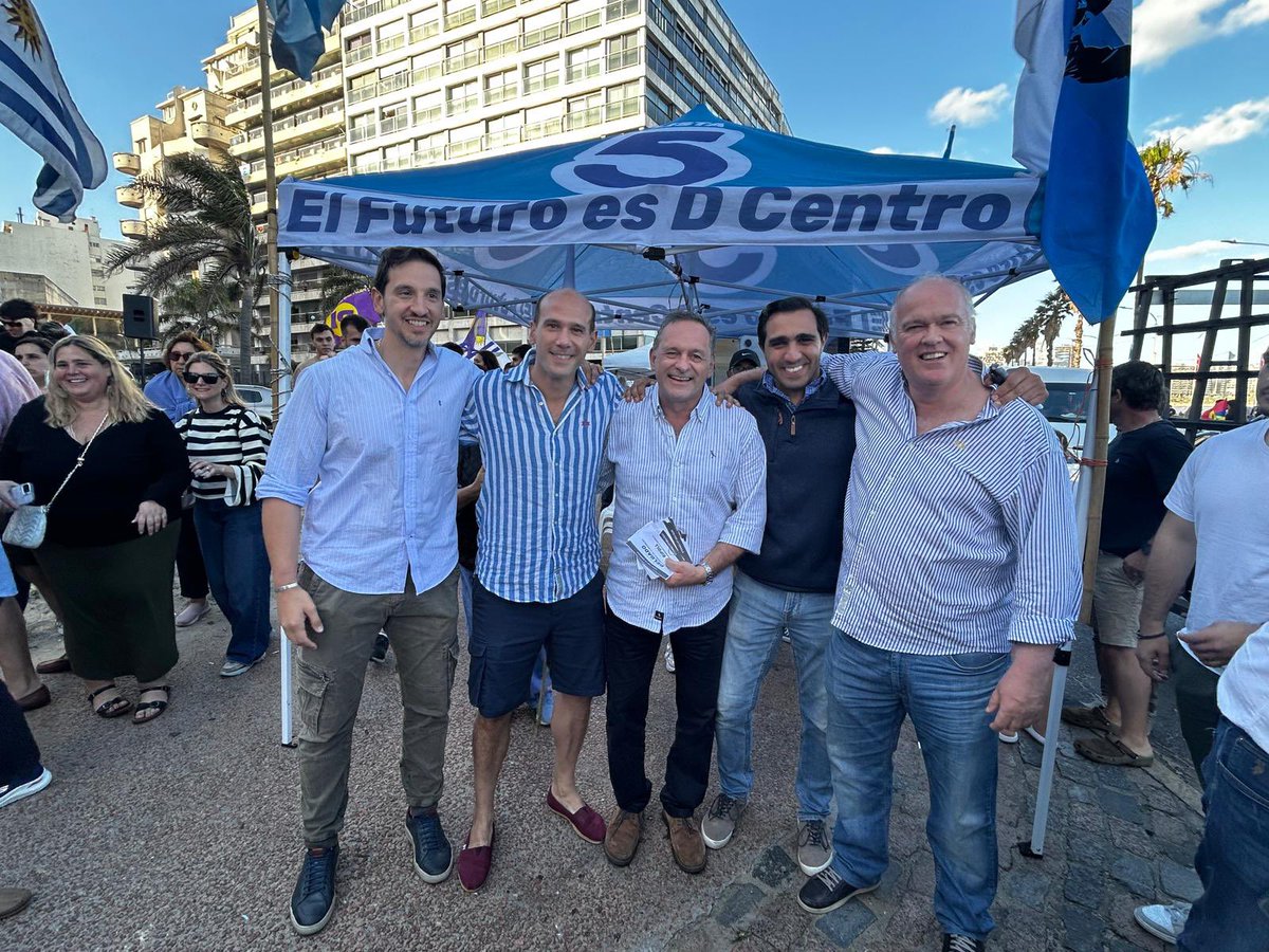 MartinLemaUy's tweet photo. En la Rambla y Av. Brasil con #ElProximoPresidente. Se viene con todo la reelección con @AlvaroDelgadoUy, @Valeriaripoll3 y el gran equipo de la Coalición Republicana. 💪 https://t.co/OfMBrXotNn