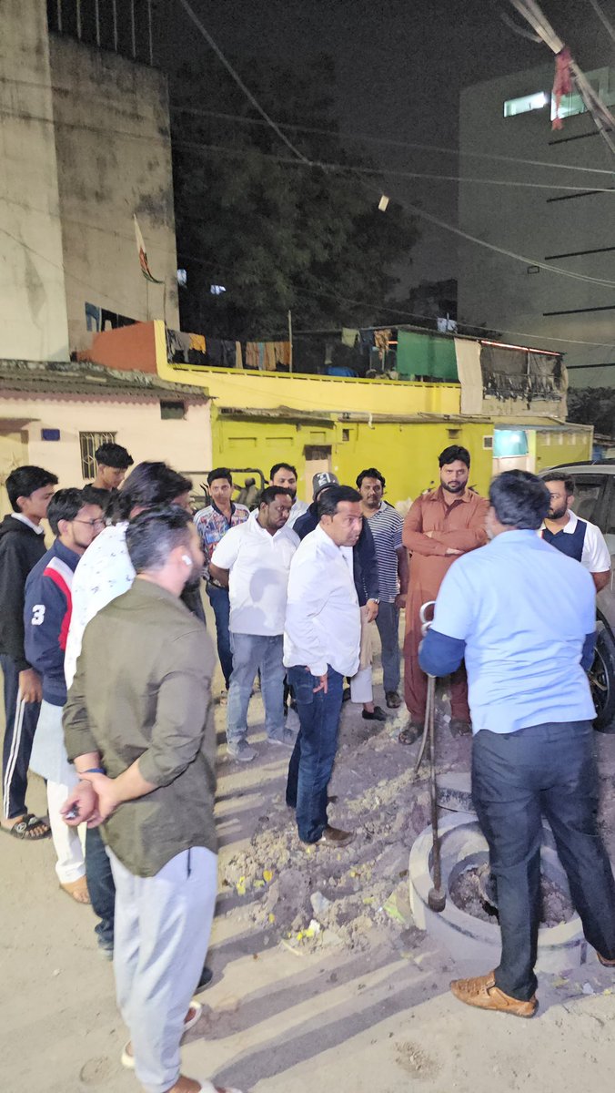 ZafarCorporator's tweet image. On the Instructions of @aimim_national #President @asadowaisi sb &amp;amp; @Md_MajidHussain sb,

In #midnight visited on receiving complaint low pressure in water Done Inspection in #Division 4 #water #reserver &amp;amp;  inspected water supply #Door_to_Door in #Aghapura #Mallepally Division.