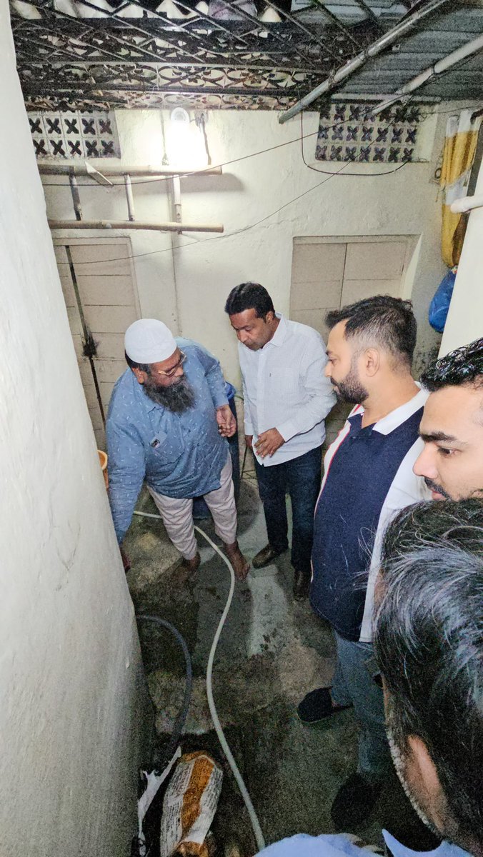 ZafarCorporator's tweet image. On the Instructions of @aimim_national #President @asadowaisi sb &amp;amp; @Md_MajidHussain sb,

In #midnight visited on receiving complaint low pressure in water Done Inspection in #Division 4 #water #reserver &amp;amp;  inspected water supply #Door_to_Door in #Aghapura #Mallepally Division.