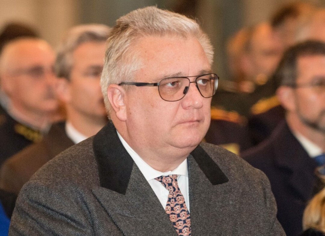 Enchaîné à la porte d'entrée du CPAS d'Anderlecht, le prince Laurent en grève de la faim pour réclamer ses droits sociaux.
#laurentdebelgique #cpas #news #lejournews