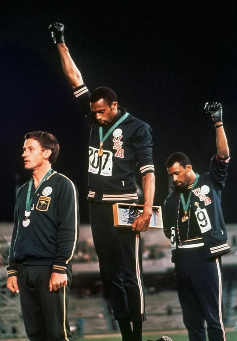 Zaboravljeni heroj protesta na Olimpijskim igrama 1968. 🏅✊
1/ Ovo je jedna od najpoznatijih fotografija u istoriji Olimpijskih igara. Na postolju su Tomi Smit (zlato) i Džon Karlos (bronza), koji podižu pesnice u znak protesta protiv rasne nepravde. Ali, ko je treći čovek?