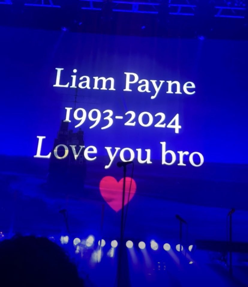 ZaynJMMex's tweet photo. Homenaje a Liam al finalizar el concierto “Te amo hermano ❤️” 🥺  #ZaynSTTSTour https://t.co/KdIIrrI9FO