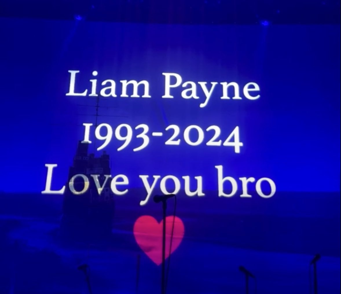 1DBRACOM's tweet photo. MEU DEUS QUE LINDO! 😭🩵

Zayn homenageou Liam no telão do show de hoje. #ZaynSTTSTour https://t.co/O25M9h9zAJ