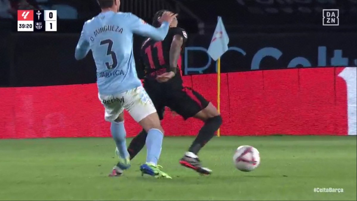ArchivoVAR's tweet image. 🖥️💥 El VAR le perdonó la expulsión a Mingueza.

👉🏻 El defensor del Celta de Vigo clava los tacos en la parte trasera del tobillo del brasileño.

❌ ES ROJA DIRECTA.

▪️ Se trata de una acción de juego brusco grave que pone en peligro la integridad física del jugador.