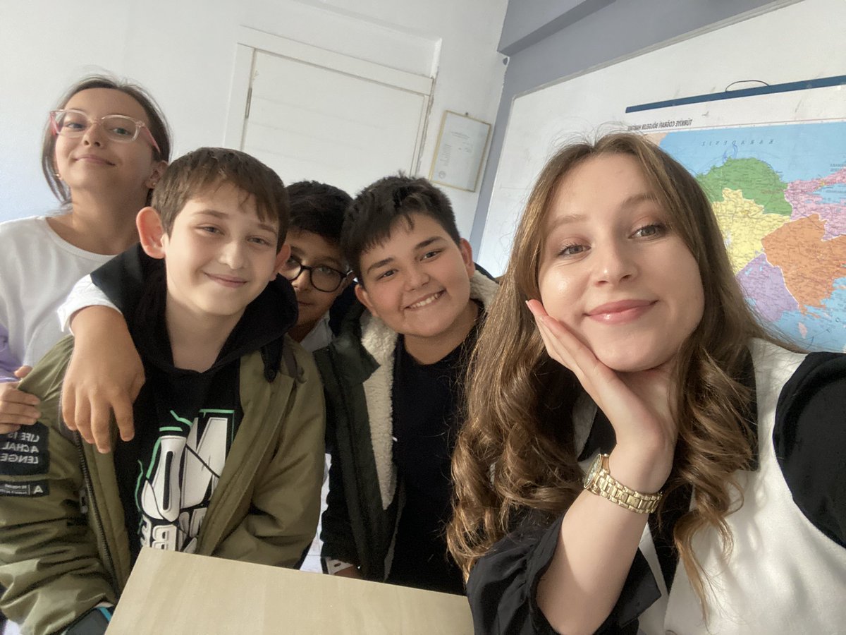 Cansselk's tweet photo. Öğretmenlik duygusu bambaşka bir şey umarım bütün öğretmen arkadaşlarım yaşar. Ben yaşadım, yaşıyorum ve yaşama devam etmekte kararlıyım. Bütün öğretmenlerin öğretmenler günü kutlu olsun:)) https://t.co/g1FCjVQ0rx