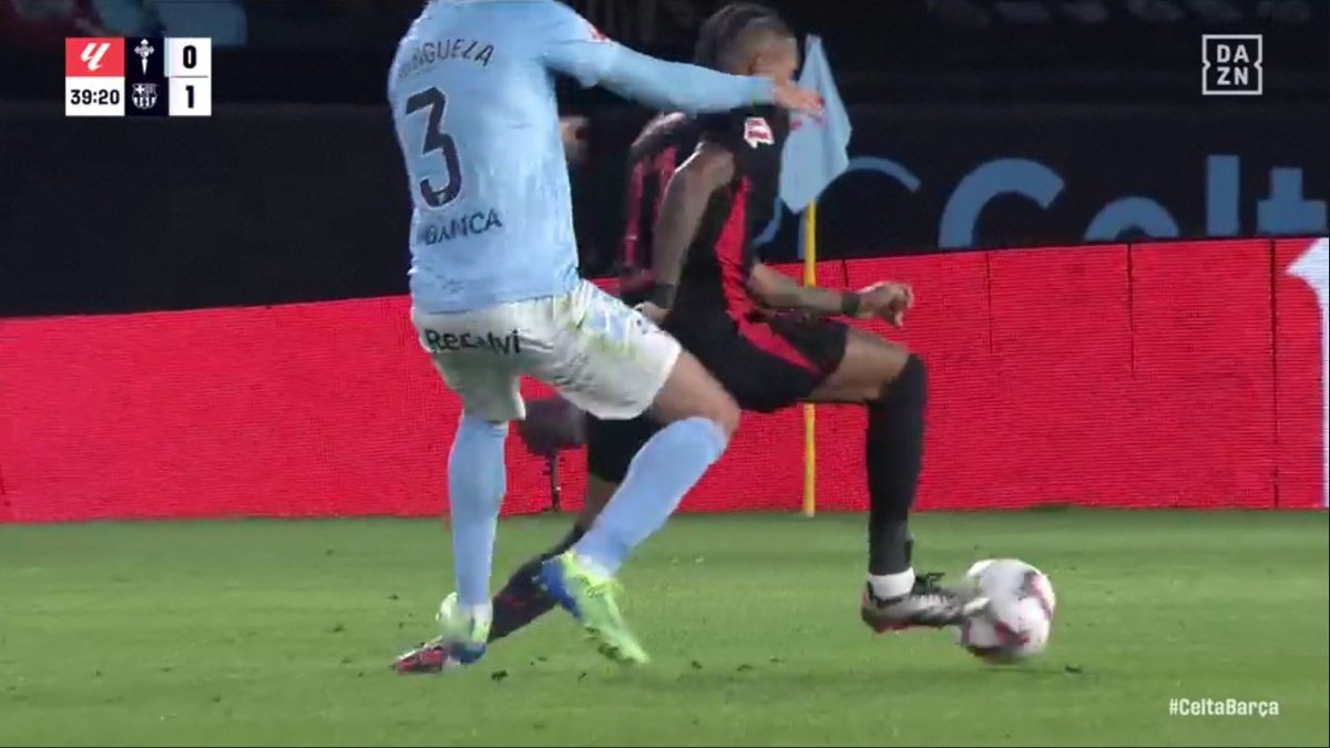 ArchivoVAR's tweet image. 🖥️💥 El VAR le perdonó la expulsión a Mingueza.

👉🏻 El defensor del Celta de Vigo clava los tacos en la parte trasera del tobillo del brasileño.

❌ ES ROJA DIRECTA.

▪️ Se trata de una acción de juego brusco grave que pone en peligro la integridad física del jugador.