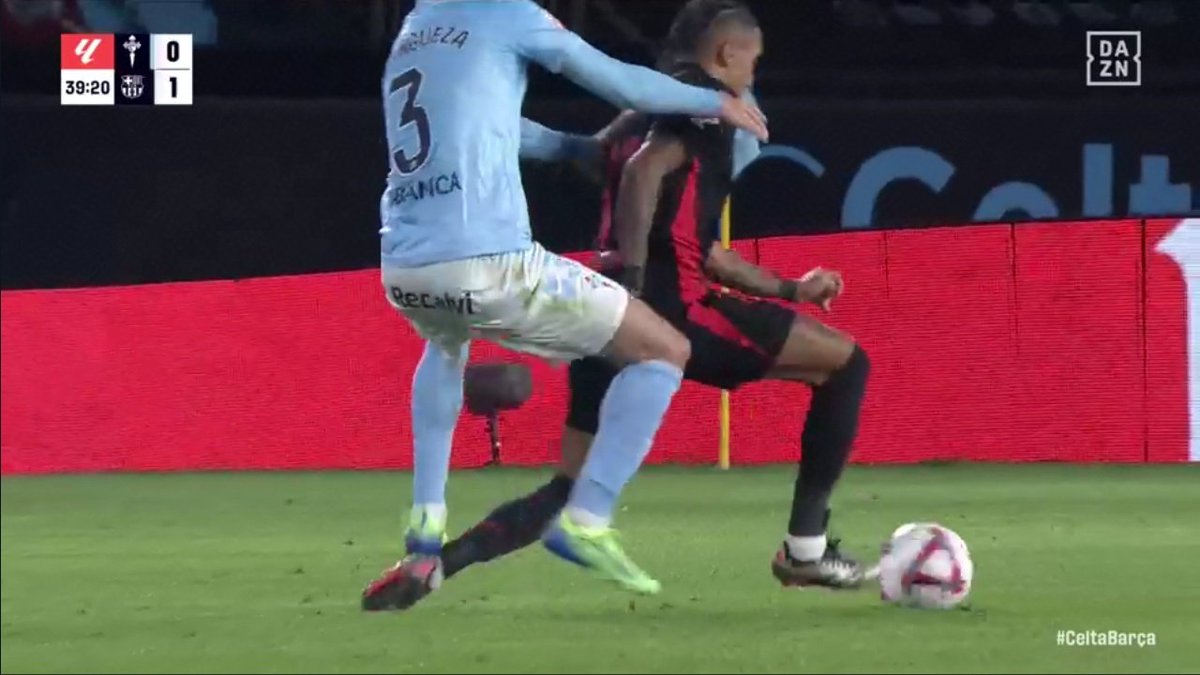 ArchivoVAR's tweet image. 🖥️💥 El VAR le perdonó la expulsión a Mingueza.

👉🏻 El defensor del Celta de Vigo clava los tacos en la parte trasera del tobillo del brasileño.

❌ ES ROJA DIRECTA.

▪️ Se trata de una acción de juego brusco grave que pone en peligro la integridad física del jugador.