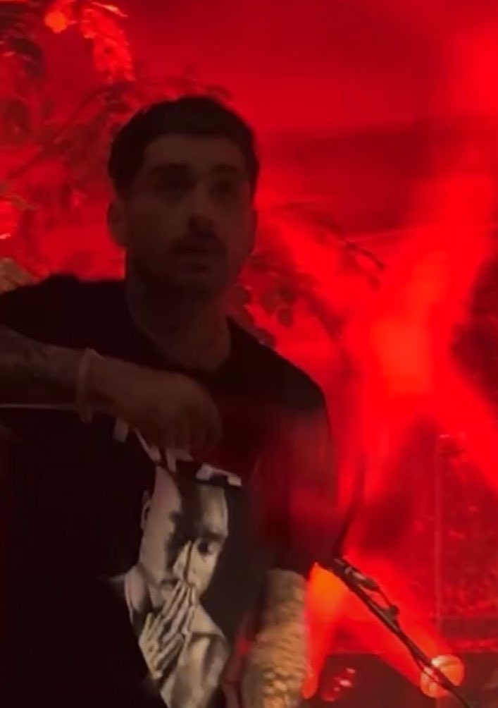 ZaynJMMex's tweet photo. Al finalizar el show, Zayn aventó la gorra al público Y NO ESTÁ PELON jajaja https://t.co/2CByLLvqLq