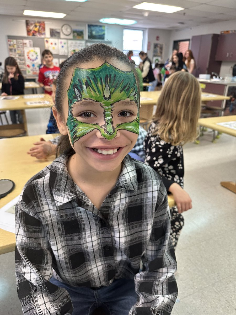 mrtseliosart's tweet photo. More face painting from the Holiday Fair! @msterlagamusic @MsMaloney_PE @newsearles1 @tlkaufmann @Mrs_DiMeo @KMariano18 @NASHUASCHOOLS @NSDArts @mariojandrade #OneNashua #Nashuaproud https://t.co/zKo8jw9cho