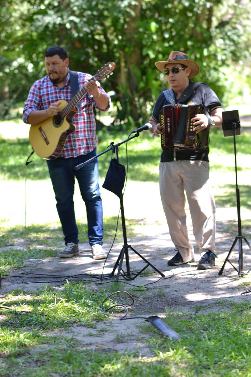 Hoy desde la <a href="/CCARICorrientes/">Coalición Cívica ARI Corrientes</a> nos tomamos un sábado de Chamamé diferente. 
Como agasajo para todos los que participaron en nuestros talleres tanto de Chamamé como folclore, disfrutamos de música en vivo, comida y baile al aire libre al mediodía en el puente Pexoa. 🙋🏼‍♀️