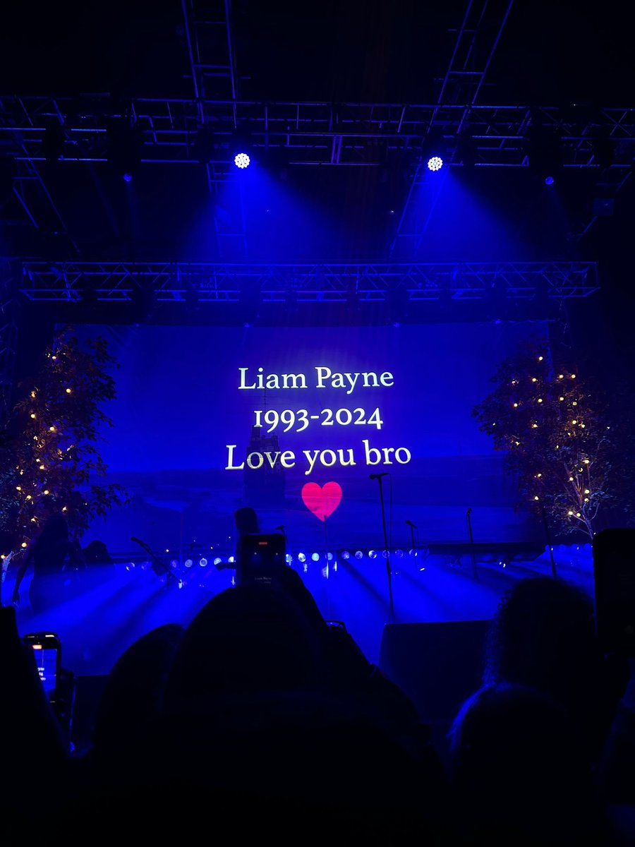 zmdaily's tweet photo. Zayn’s tribute to Liam Payne at his first show in Leeds  ❣️
#ZaynSTTSTour https://t.co/8NF15PnFY4