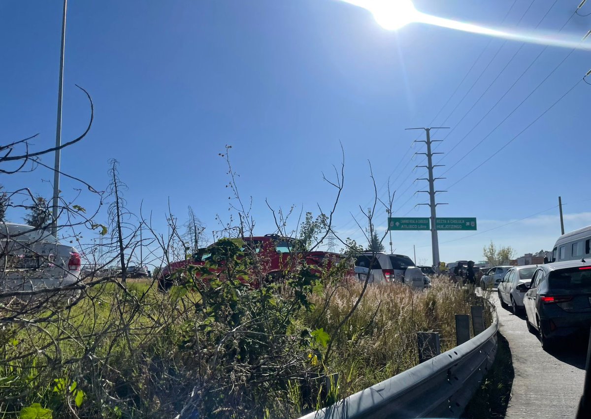 GusSalvatori's tweet photo. Periférico ecológico convertido en un gran estacionamiento, personas conduciendo y consumiendo alcohol, se han adueñado de todo lugar para poderse estacionar para acudir al evento Tecate Comuna, eviten a toda costa periférico y recta a Cholula, así como los ingresos a las Cholulas, es un caos que las autoridades están minimizando, no existe presencia de las policías ni municipales ni estatales. De verdad extremen precauciones.
