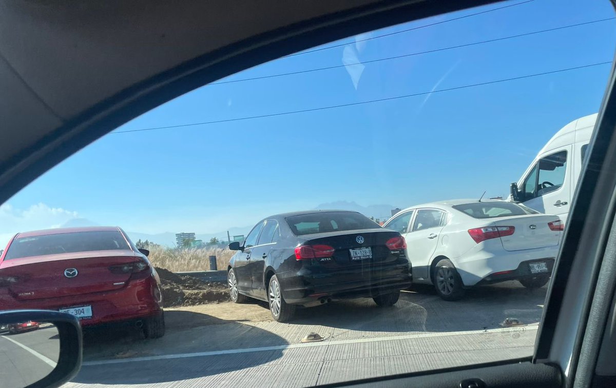 GusSalvatori's tweet photo. Periférico ecológico convertido en un gran estacionamiento, personas conduciendo y consumiendo alcohol, se han adueñado de todo lugar para poderse estacionar para acudir al evento Tecate Comuna, eviten a toda costa periférico y recta a Cholula, así como los ingresos a las Cholulas, es un caos que las autoridades están minimizando, no existe presencia de las policías ni municipales ni estatales. De verdad extremen precauciones.