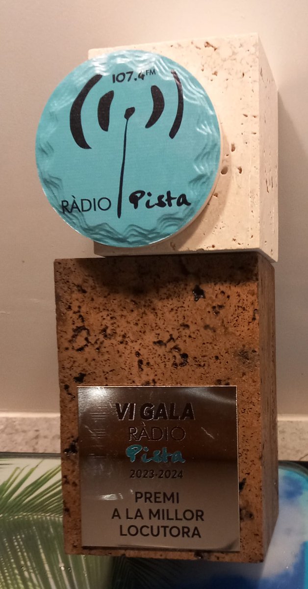 Un dia fantàstic! Primer, trobada amb gairebé tota la 3a promoció de l'INEF 😍, i, al vespre, rebent el premi a millor locutora de <a href="/Radio_Pista/">Ràdio Pista 107.4 FM</a> ☺️