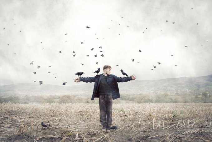 dusunbildergisi's tweet photo. “İnsan kendisini sessizce kaybeder. Kaybettiği başka her şeyi fark eder kendini kaybettiğini anlayamaz.” 

—Kierkegaard https://t.co/f0eqUjxY9j