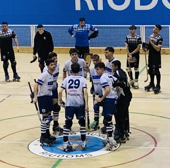 🥅👏La primera fora de casa… i quina victòria!. El CP Subur Sitges <a href="/HoqueiSitges/">Hoquei Sitges</a> supera al <a href="/CPRIUDOMS/">CLUB PATI RIUDOMS</a> per 4-9 i suma el seu primer triomf com a visitant. Els golejadors han estat Jofre (5), Sergio, Pau Prat i Fusari (2). #hoquei2cat #Sitges